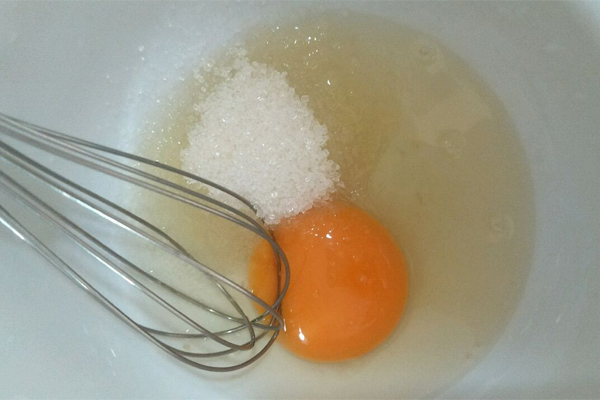 Đánh nhanh và đều tay để trứng và đường thành hỗn hợp thống nhất