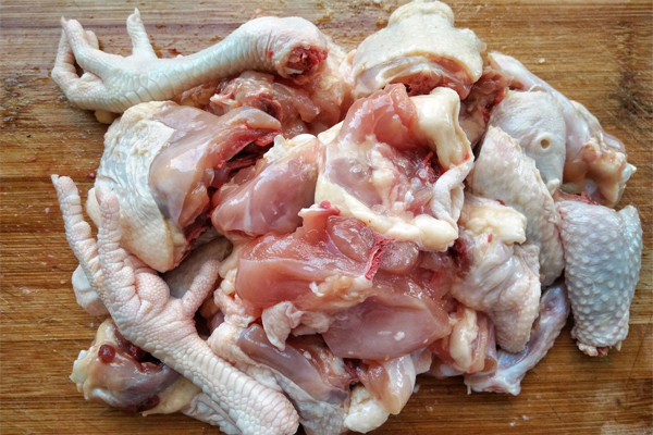 Chặt thịt gà thành những miếng nhỏ vừa ăn